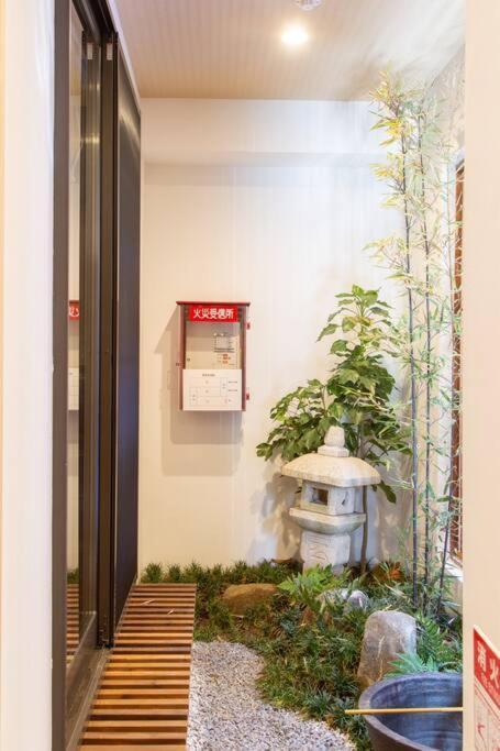 静響の宿 Silent Echo Inn Осака Экстерьер фото